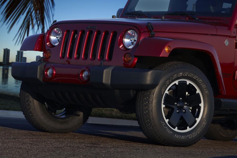  Jeep Wrangler Unlimited Altitude 2012 года  (фото 10 из 14)